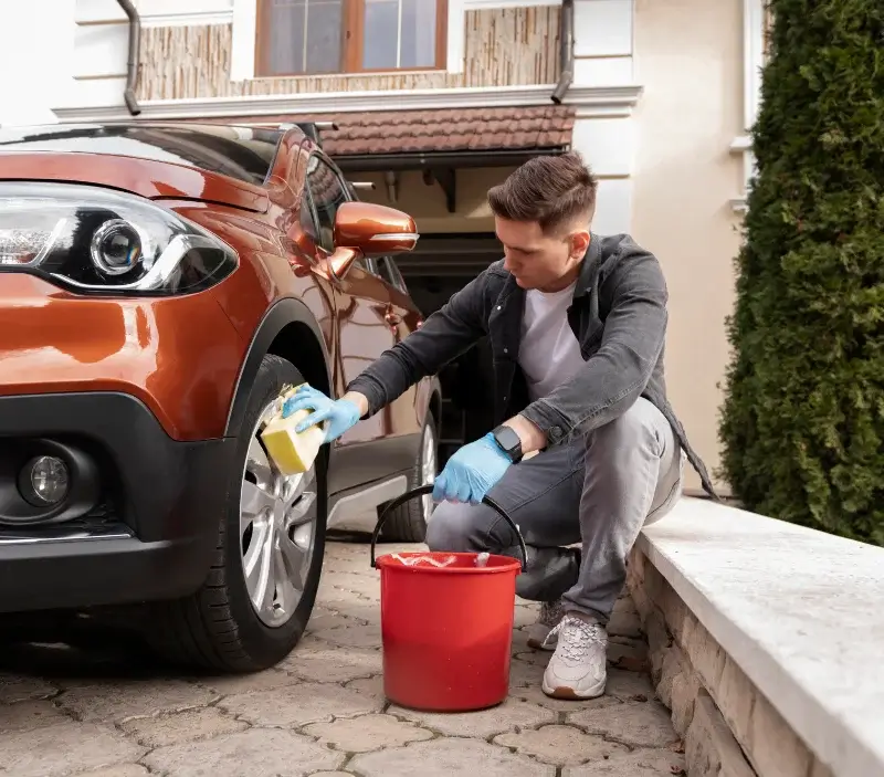Lavage auto à domicile Meussia : professionnel intervenant sur un véhicule